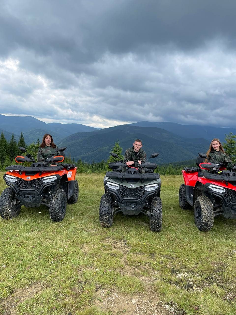 Три квадроцикли CFMOTO на тлі гір