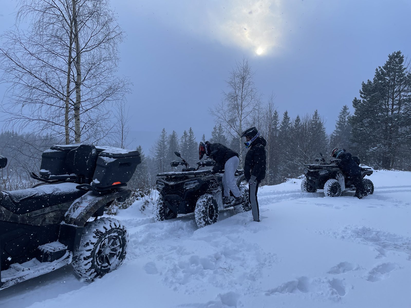 Група туристів на квадроциклах CFMOTO в Карпатах